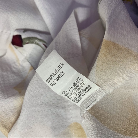 Like New!! Frill Waist Floral Print Shorts in XS - Picture 4 of 4